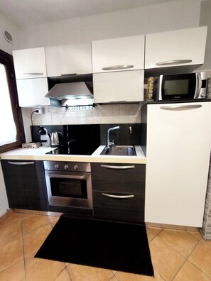 Kühlschrank, Mikrowelle, Ofen, Herdplatte