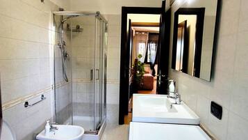 Hårtork, handdukar, tvål och toalettpapper