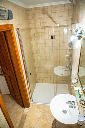 Suihku, hiustenkuivaaja, pyyhkeet