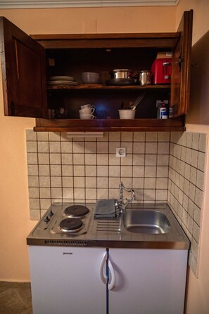 Jääkaappi, liesi, keittoastiat/astiat/ruokailuvälineet