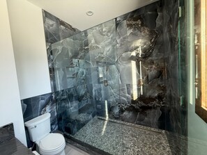 Douche, sĂšche-cheveux, serviettes fournies, savon