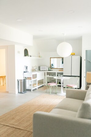 Smart-TV, Videospiele, Tischtennisplatte, Bücher