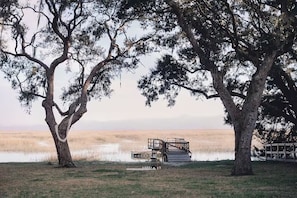 Une propriété au bord du lac, dotée d’un quai et d’une terrasse en bois.