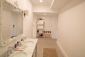 Secador de cabelo, toalhas de banho