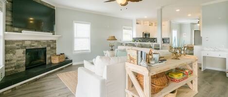 Televisie, een open haard, tafelvoetbal en een tafeltennistafel