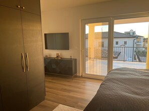 4 habitaciones, tabla de planchar con plancha, wifi y ropa de cama 