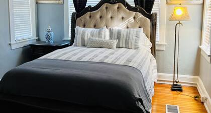 Stylish Historical Charm & Modern Comfort 2-bedroom Apartment in Riverside