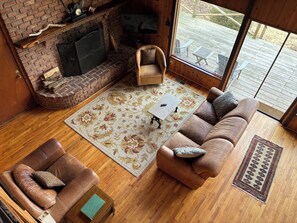 Smart TV, fireplace, stereo