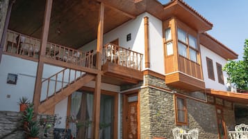 Vista frontal de la propiedad