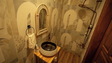 Chambre Double Familiale, vue montagne | Salle de bain | Douche, articles de toilette gratuits, sĂšche-cheveux, peignoirs