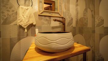 Habitación doble familiar, vista a la montaña | Baño | Regadera, amenidades de baño gratuitas, secadora de cabello, toallas