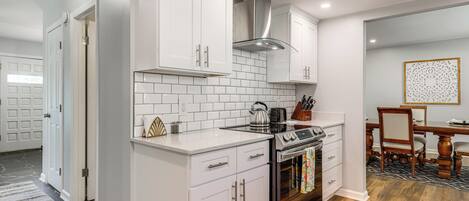 Fridge, microwave, stovetop, dishwasher