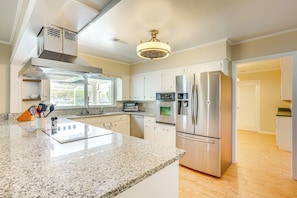 Kjøleskap, kokeplater, oppvaskmaskin og kaffetrakter/tekoker