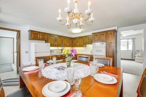 Dining - Secluded Ohio Amish Country Getaway w/ Fire Pit (Sugarcreek)
