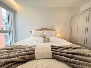 3 habitaciones, tabla de planchar con plancha, wifi y ropa de cama 