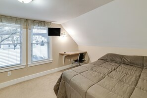 3 bedrooms, desk, iron/ironing board, WiFi - Near Hiking & Skiing: Cozy Home in Cortland! (Cortland)