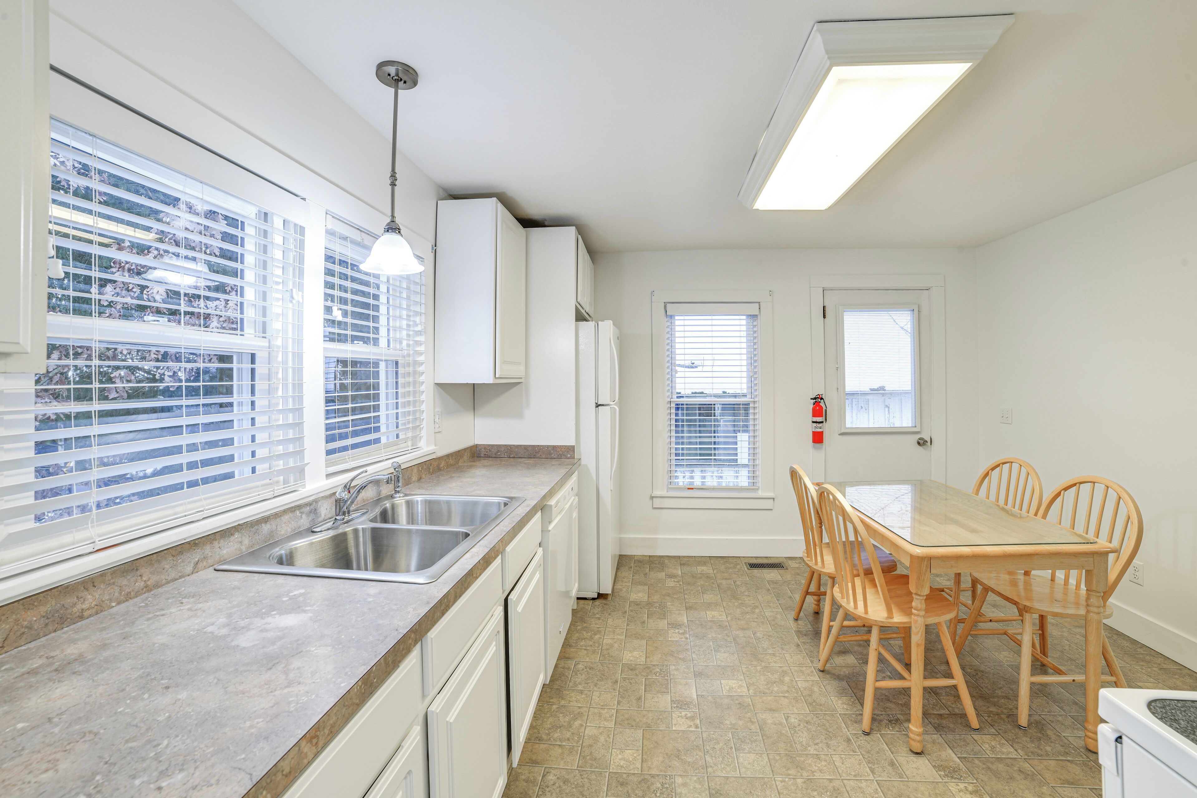 Kühlschrank, Mikrowelle, Herdplatte, Geschirrspüler