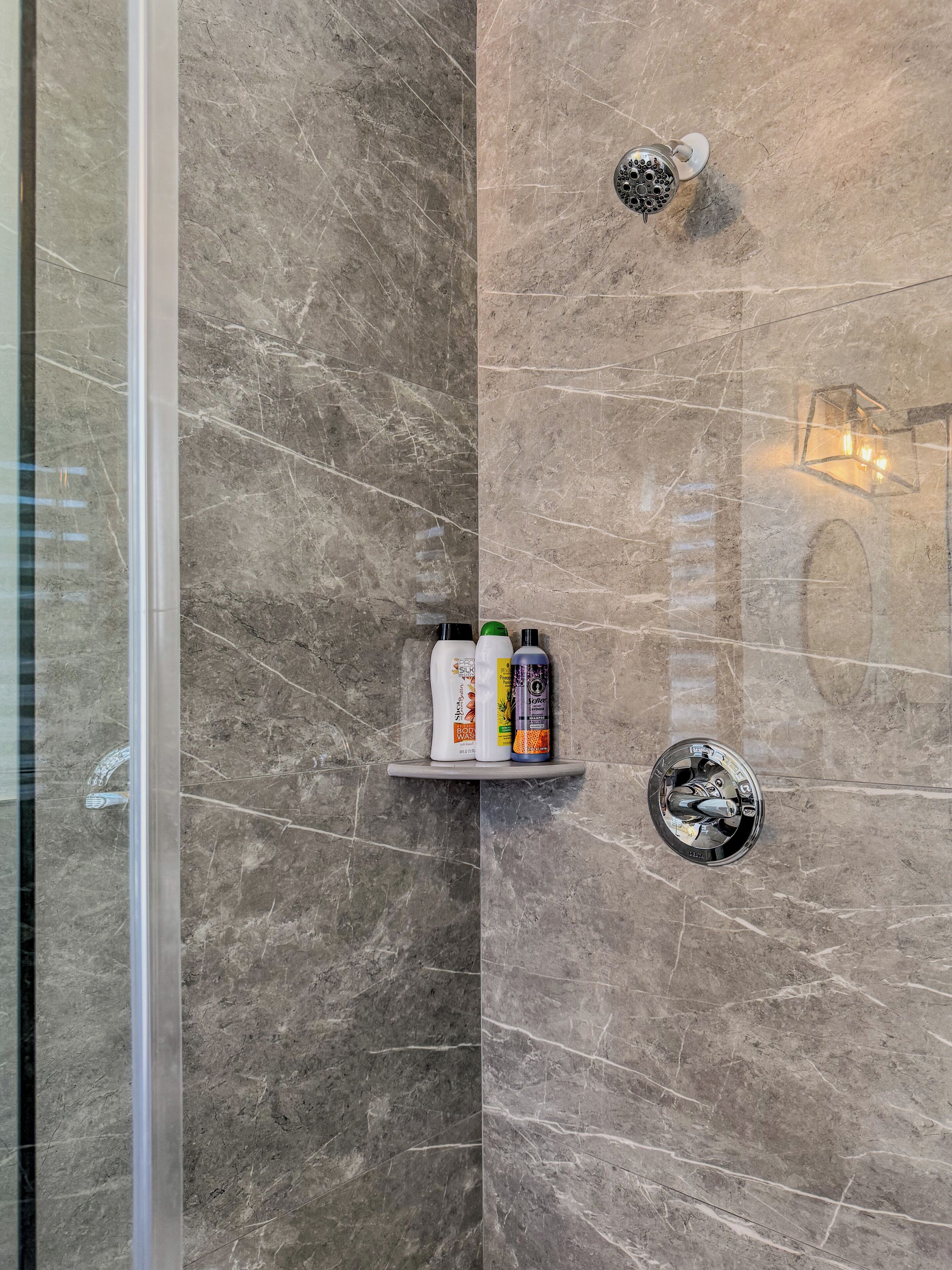 Een douche, een haardroger, handdoeken, zeep
