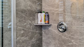 Een douche, een haardroger, handdoeken, zeep