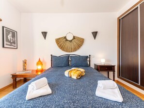 2 bedrooms, iron/ironing board, internet, bed sheets