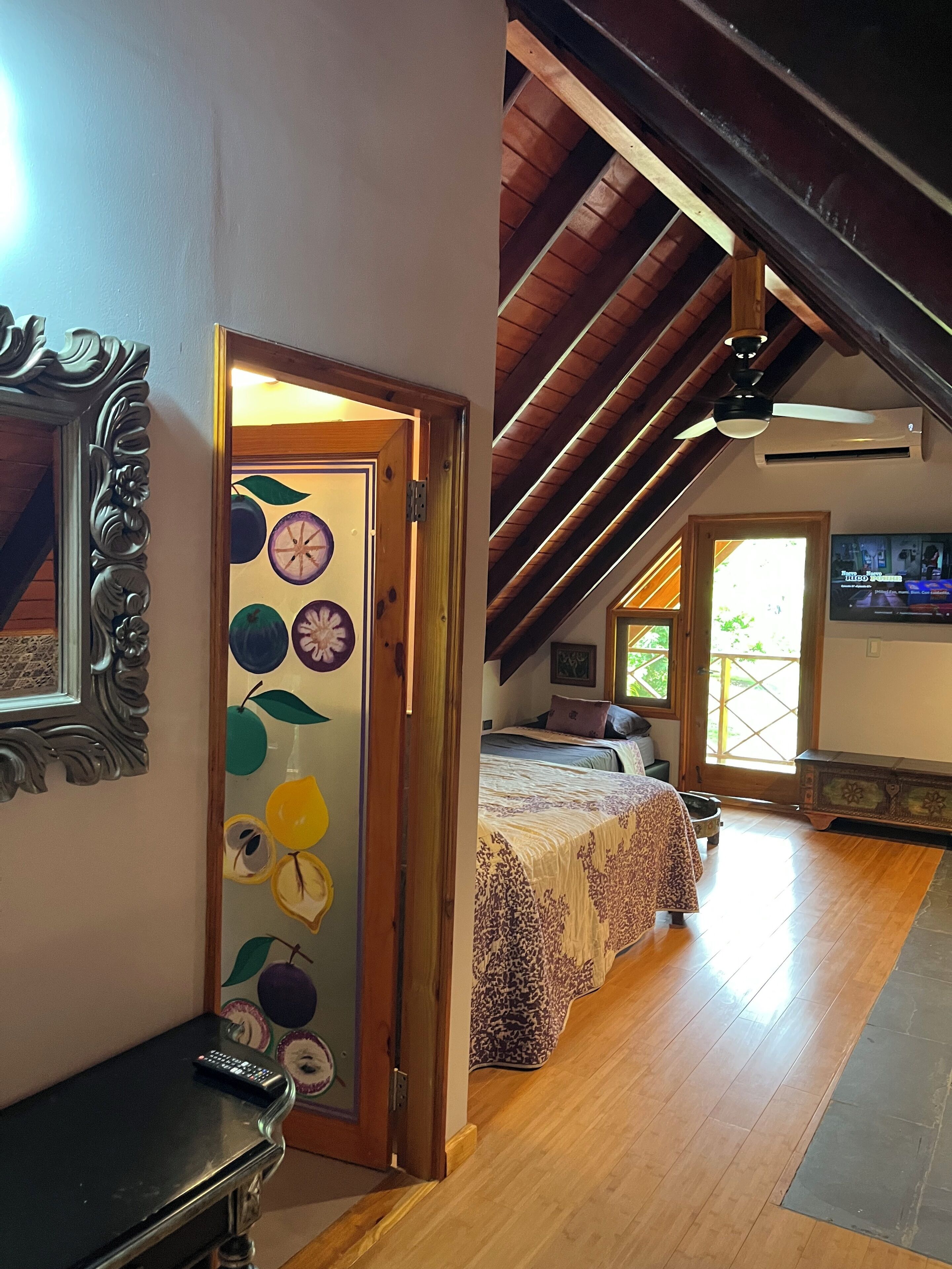 1 habitación, caja de seguridad en la habitación y escritorio 