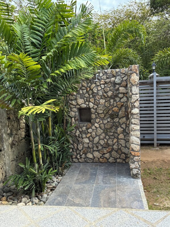 Property grounds - Unique eclectic 1-bedroom Cabin/St in San Andrés y Providencia, a nature wonder! (San Andrés y Providencia)