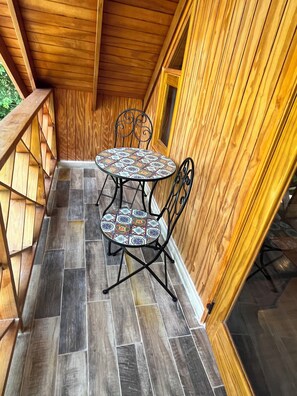 Outdoor dining - Unique eclectic 1-bedroom Cabin/St in San Andrés y Providencia, a nature wonder! (San Andrés y Providencia)
