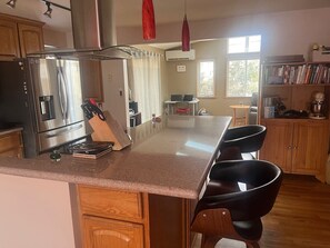 ثلاجة، ميكروويف، فرن، موقد طهي مس�طح