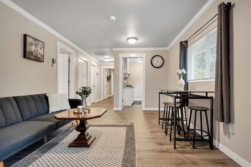 Judkins Upper Suite Near Downtown & Light Rail