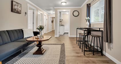 Judkins Upper Suite Near Downtown & Light Rail