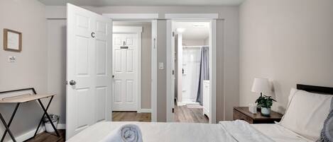 3 bedrooms, desk, iron/ironing board, free WiFi