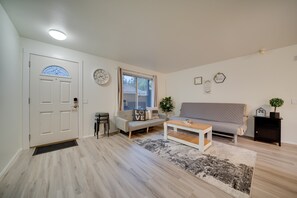TV, books - Central Bellevue North Suite Near Downtown & I-90 (Bellevue)