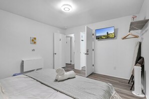 Desk, iron/ironing board, free WiFi, bed sheets - Central Bellevue North Suite Near Downtown & I-90 (Bellevue)