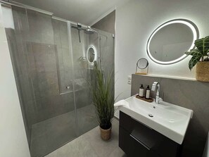 Chuveiro, secador de cabelo, shampoo 