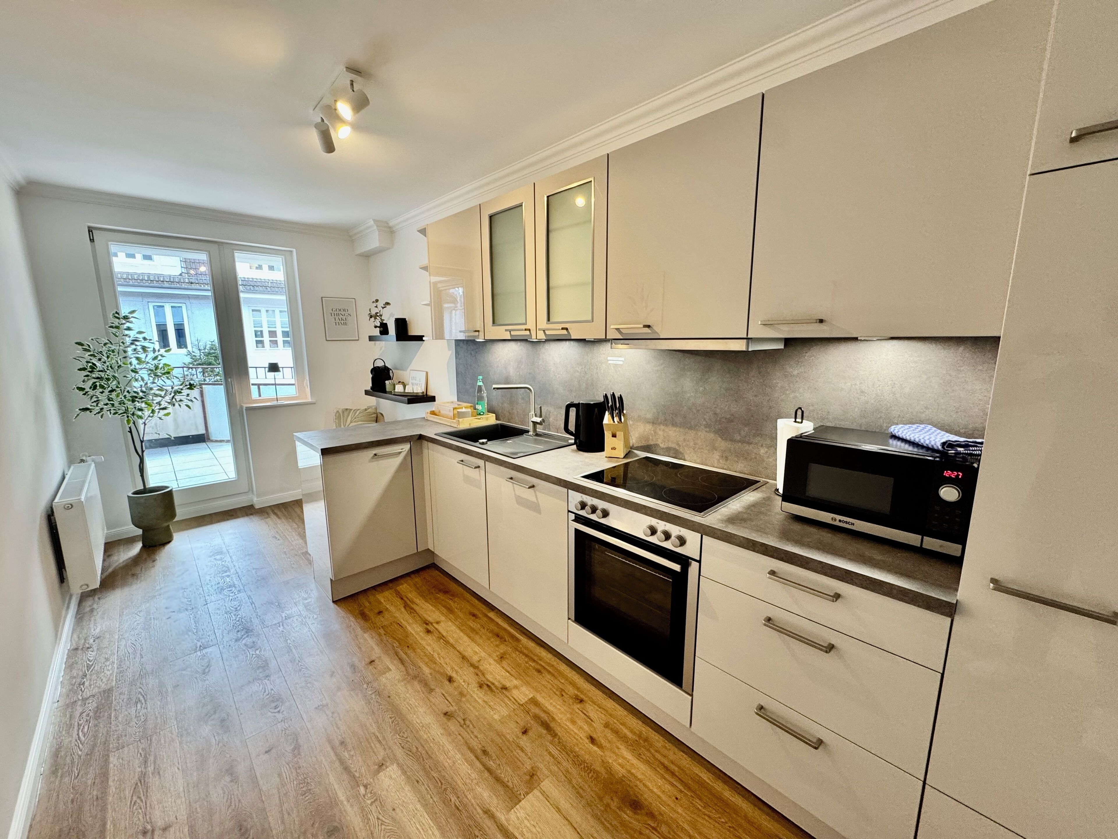 Een koelkast, een microgolfoven, een oven, een kookplaat