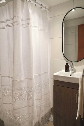 Shower, hair dryer, towels, soap - Design & Comfort- Few steps from Costanera Center (Las Condes)