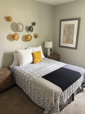 4 bedrooms, iron/ironing board, WiFi, bed sheets