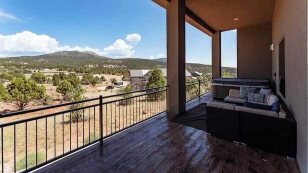 A balcony with a view of a mountainous landscape. - Zion views- R Family Square + Resort Access (Orderville)