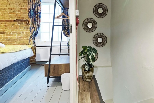 4 bedrooms, iron/ironing board, WiFi (free)