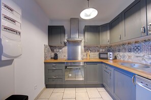 Ovn, kokeplater og oppvaskmaskin