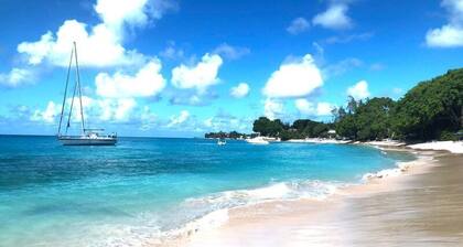 Modern 2 Bedroom Townhouse near the Beach