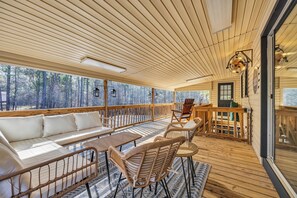 Smart-tv, ett bordtennisbord och böcker