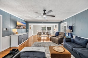 Smart TV, ping pong, books - Cozy & fun getaway on the water near Myrtle Beach! (Conway)