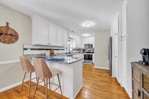 Kylskåp, mikrovågsugn, ugn och spishäll