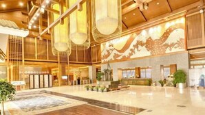A spacious lobby with a traditional Japanese design, featuring wooden beams, hanging lanterns, and a large mural. - Evergrande Hotel，Tianjin Dongli Lake (Tianjin)