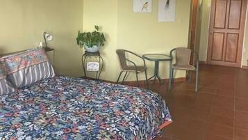 Schreibtisch, laptopgeeigneter Arbeitsplatz, Verdunkelungsvorhänge