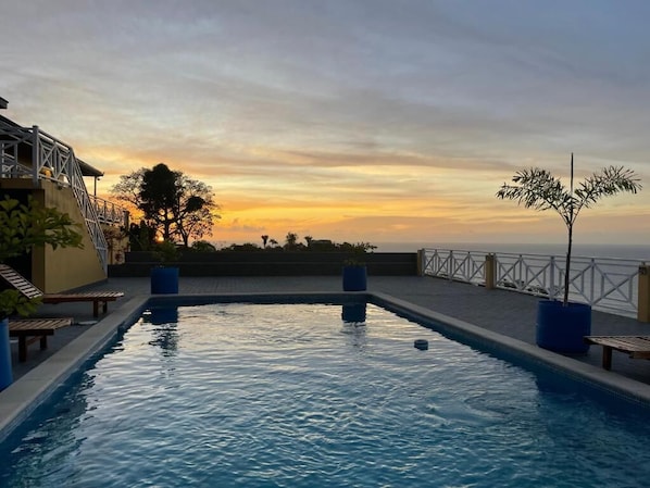 Utomhuspool, öppet 06.00 till 22.00, parasoller och solstolar