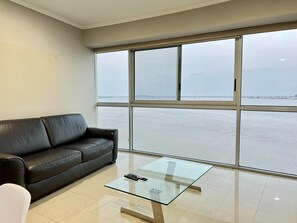 Smart TV - Beautiful Luxury Suite overlooking the Guayas River in Puerto Santa Ana, Guayaquil (Guayaquil)