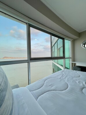 1 bedroom, iron/ironing board, WiFi, bed sheets - Beautiful Luxury Suite overlooking the Guayas River in Puerto Santa Ana, Guayaquil (Guayaquil)