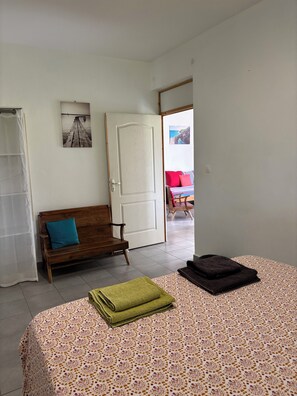 1 chambre, fer et planche à repasser, Wi-Fi, literie fournie